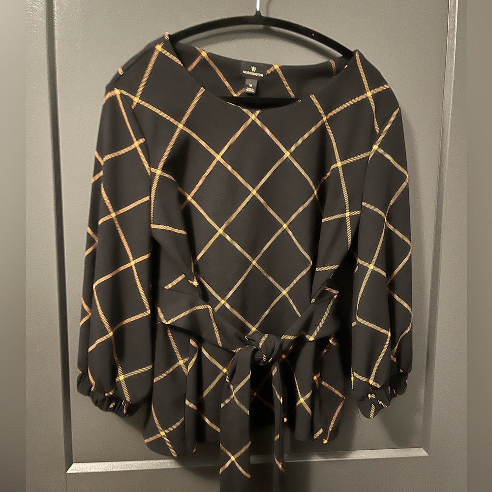 Worthington Black windowpane design women’s blouse with 3/4 sleeve and tie belt.